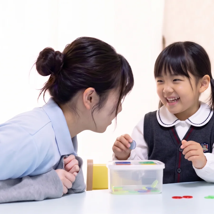 なな星の職員とお子さまが、おもちゃで一緒に遊びながら笑い合っている様子（イメージ画像）